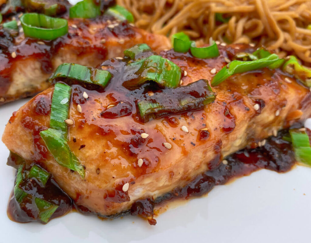 Salmón glaseado con miel y soja