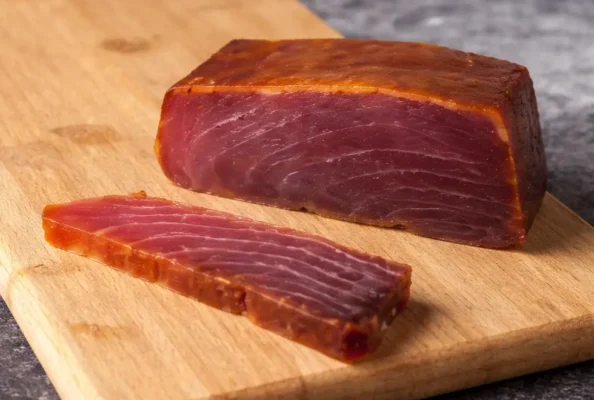 Mojama de atún rojo cortada en finas lonchas sobre una tabla de madera